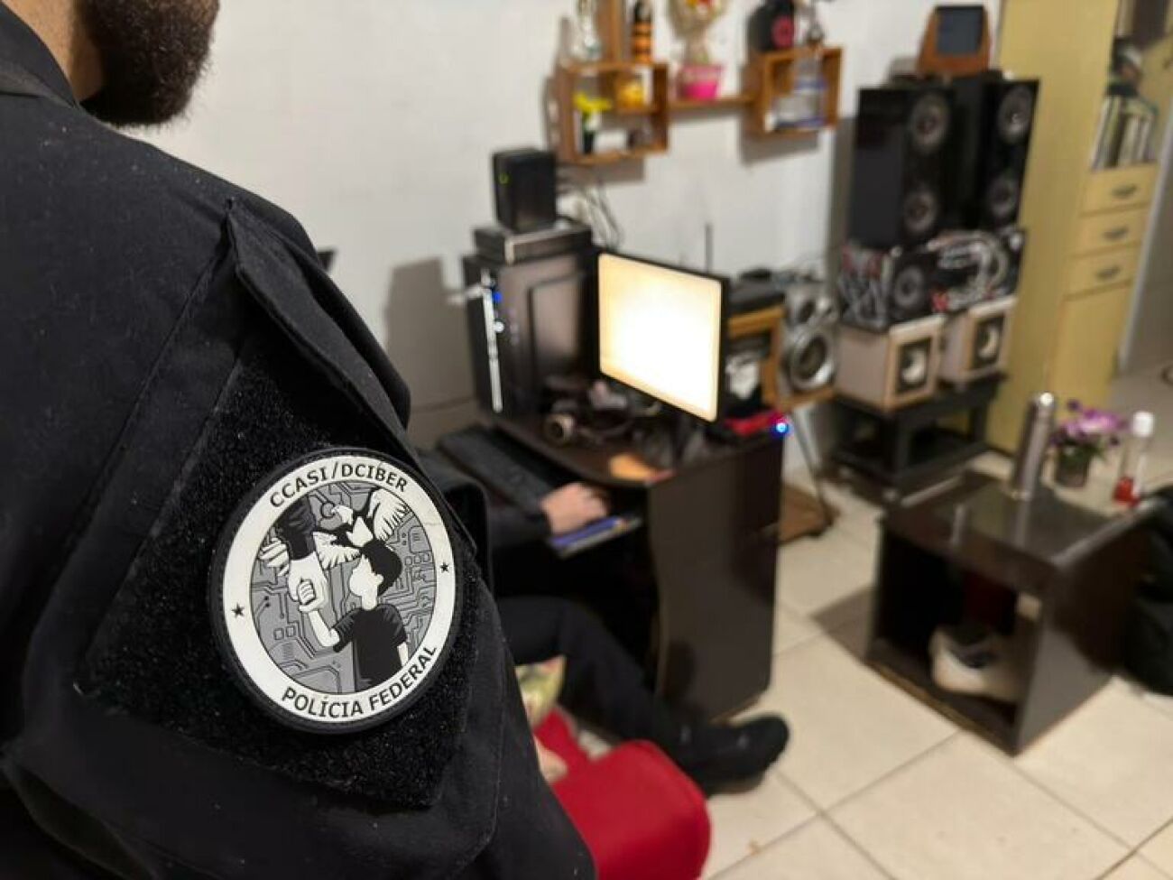 Ilustração da notícia Homem é preso em flagrante durante operação da PF contra abuso sexual infantojuvenil em Água Clara da MS Todo dia